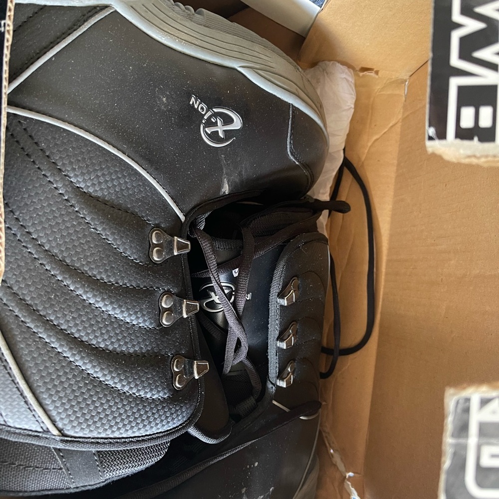 Snowboarding boots
